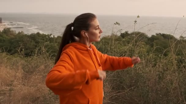 Tasasız Güzel Kulaklıklı Kollarıyla Isınan Deniz Kıyısına Bakan Atletik Bir — Stok video