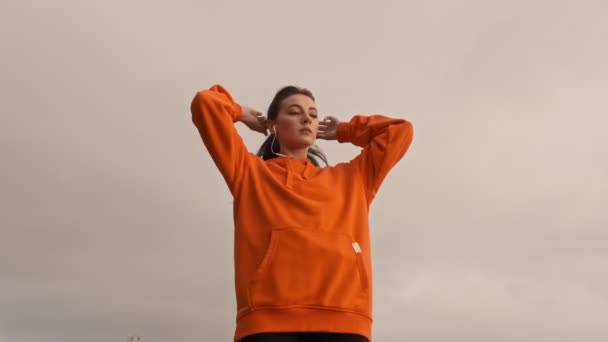 Pohled Zdola Vážné Krásné Atletické Ženy Sluchátkách Připravuje Útěku Odvracejí — Stock video