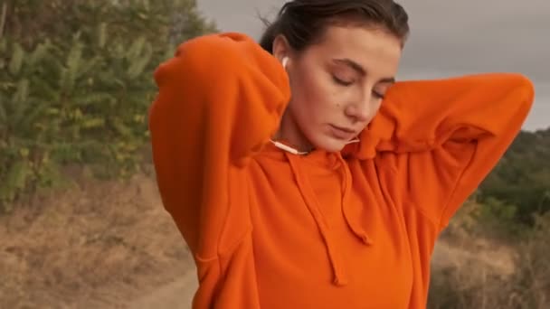 Calme Jolie Femme Sportive Dans Les Écouteurs Réchauffer Son Cou — Video