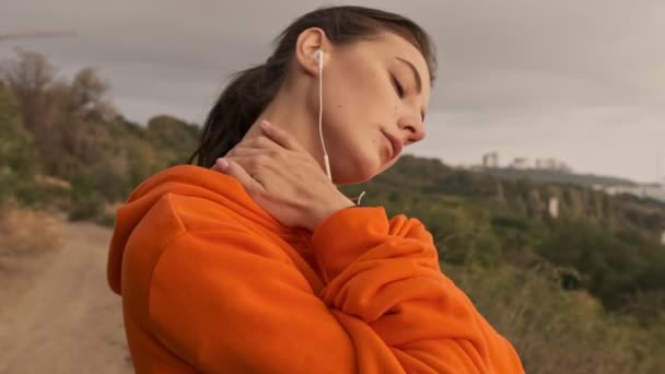 Vista Lateral Mujer Bastante Atlética Auriculares Calentándose Orilla Del Mar — Vídeos de Stock