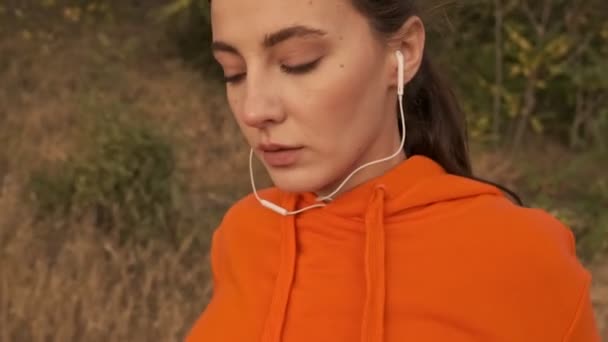 Close Άποψη Της Ξέγνοιαστες Όμορφη Αθλητική Γυναίκα Ακουστικά Ετοιμάζεται Τρέξει — Αρχείο Βίντεο