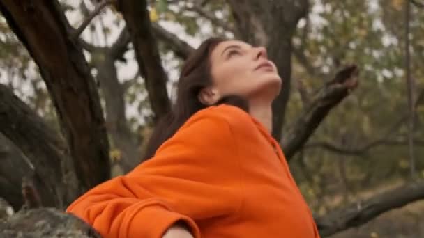 Mujer Bastante Atlética Juguetona Auriculares Que Divierten Cerca Del Árbol — Vídeos de Stock