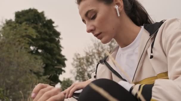 Zorgeloos Vrij Atletische Vrouw Oortelefoons Met Behulp Van Smartphone Polshorloge — Stockvideo