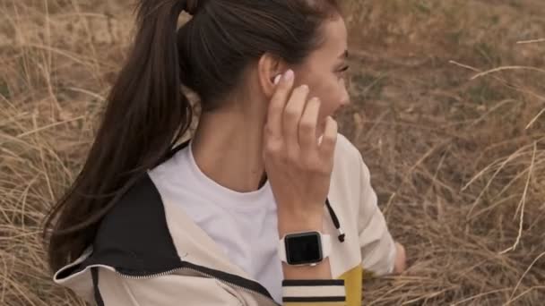 Agradável Mulher Atlética Bonita Fones Ouvido Ouvir Música Desfrutar Momento — Vídeo de Stock