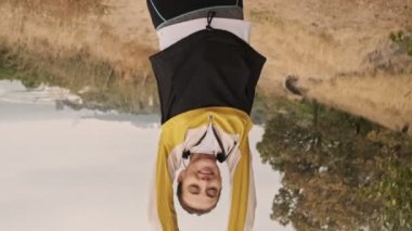 Deniz kıyısında yürürken bu anın tadını çıkaran oldukça atletik bir kadın. Dönen kamera görüntüsü