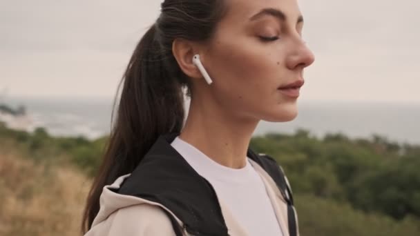Jolie Femme Sportive Ludique Dans Les Écouteurs Regardant Caméra Bord — Video