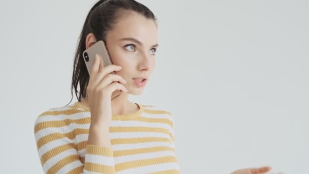 Una Giovane Donna Emotiva Attraente Sta Parlando Sullo Smartphone Isolato — Video Stock