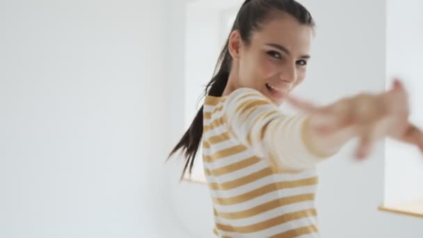 Eine Optimistisch Lächelnde Junge Frau Amüsiert Sich Isoliert Vor Weißem — Stockvideo