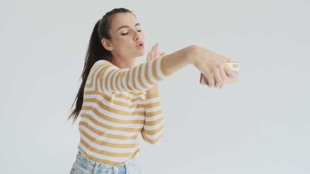 Charmig Ung Kvinna Tar Selfie Isolerad Över Vit Bakgrund Studio — Stockvideo