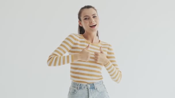 Μια Χαρούμενη Νεαρή Γυναίκα Κάνει Μια Χειρονομία Δύο Χέρια Πάνω — Αρχείο Βίντεο