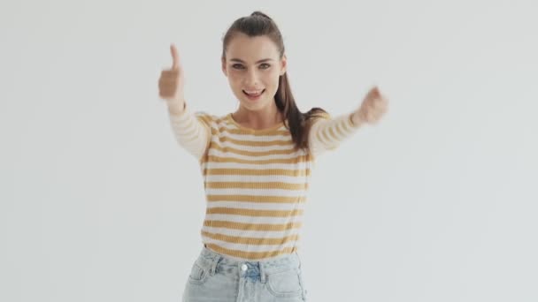 Μια Χαρούμενη Χαμογελαστή Νεαρή Γυναίκα Δείχνει Μια Χειρονομία Προς Την — Αρχείο Βίντεο