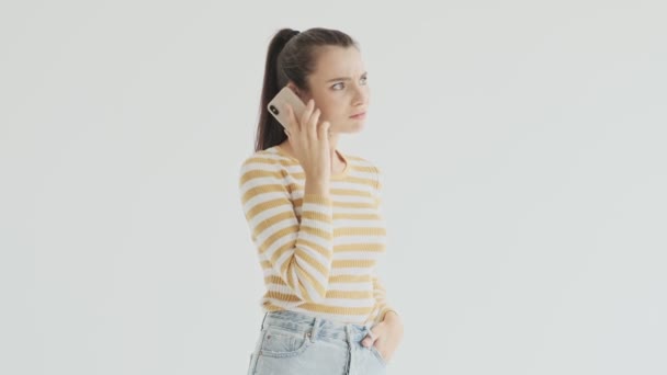 Сердита Емоційна Молода Жінка Клянеться Коли Хтось Телефонує Телефону Білому — стокове відео