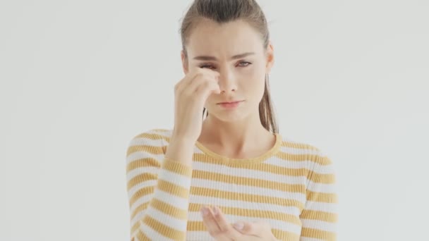 Una Triste Joven Infeliz Está Mostrando Lágrimas Cayendo Sus Ojos — Vídeos de Stock