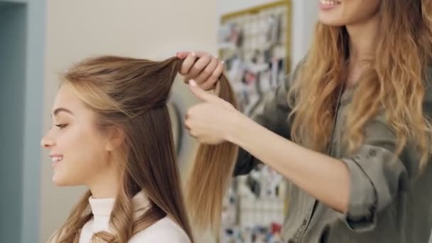 Ein Friseur Arbeitet Mit Einer Schönen Frau Einem Schönheitssalon Zusammen — Stockvideo