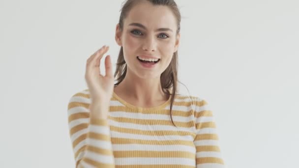 Une Jolie Jeune Femme Surprise Pose Devant Caméra Tout Touchant — Video