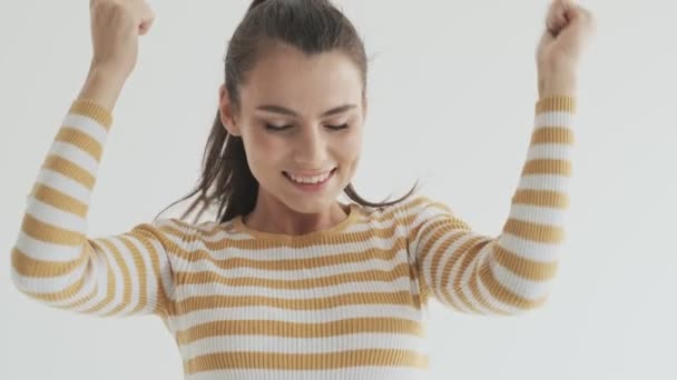 Una Joven Sonriente Está Haciendo Gesto Ganador Aislado Sobre Fondo — Vídeos de Stock