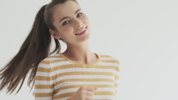 Güzel Bir Genç Bayan Stüdyoda Beyaz Arka Planda Dans Ediyor — Stok video