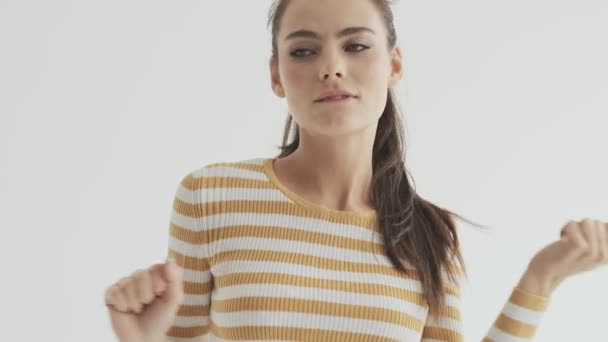 Une Jeune Femme Heureuse Confiante Danse Isolée Sur Fond Blanc — Video