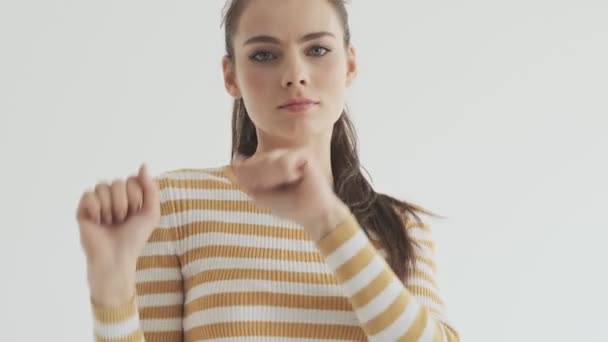 Een Positief Lachende Jonge Vrouw Danst Geïsoleerd Witte Achtergrond Studio — Stockvideo