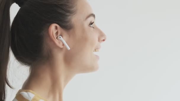 Una Vista Lateral Una Joven Feliz Está Utilizando Sus Auriculares — Vídeos de Stock