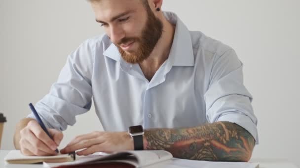 Ein Geballter Junger Bärtiger Mann Hemd Macht Übungen Einem Buch — Stockvideo