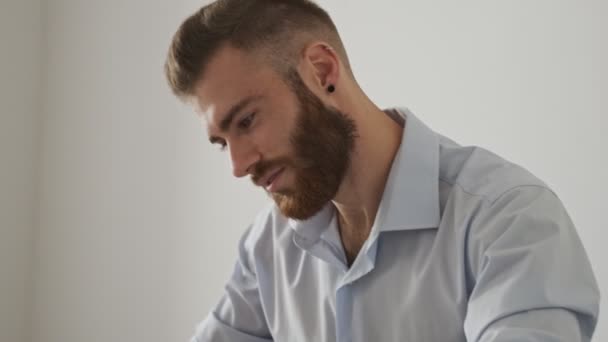 Uma Visão Lateral Belo Jovem Barbudo Focado Vestindo Uma Camisa — Vídeo de Stock