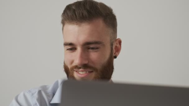 Ein Zufriedener Junger Bärtiger Mann Hemd Blickt Auf Seinen Laptop — Stockvideo