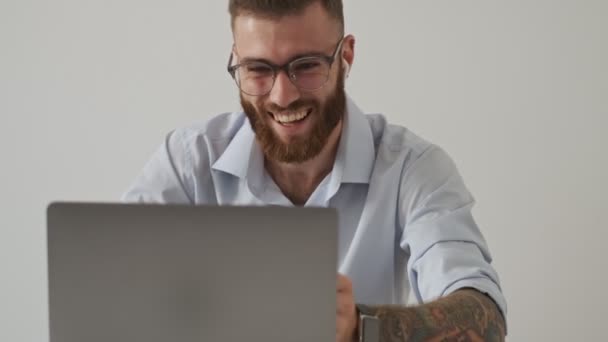 Šťastný Usměvavý Mladý Muž Bezdrátovými Sluchátky Brýlemi Video Chat Pomocí — Stock video