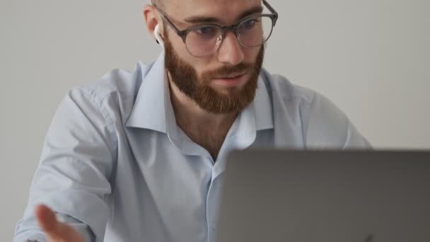 Joven Serio Hombre Negocios Que Usa Auriculares Inalámbricos Anteojos Está — Vídeo de stock