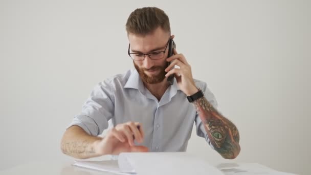 Egy Jóképű Nevető Üzletember Beszél Telefonon Miközben Fehér Irodai Iratokkal — Stock videók