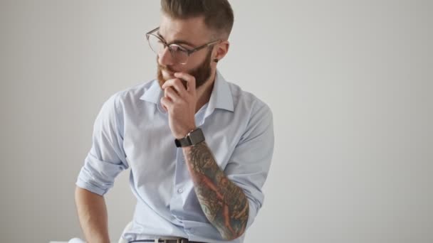Gözlüklü Yakışıklı Sakallı Bir Adam Beyaz Ofiste Kameraya Bakıyor — Stok video