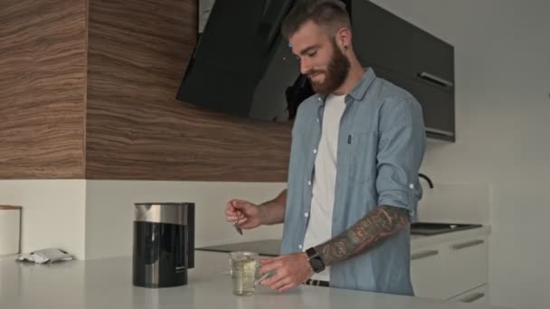 Joven Sonriente Hace Cocina Casa Por Mañana — Vídeo de stock