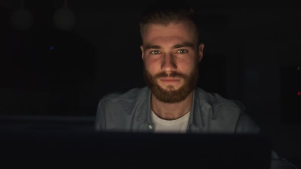 Geceleri Evde Dizüstü Bilgisayarını Kullanarak Günlük Giysiler Giyen Gülümseyen Genç — Stok video