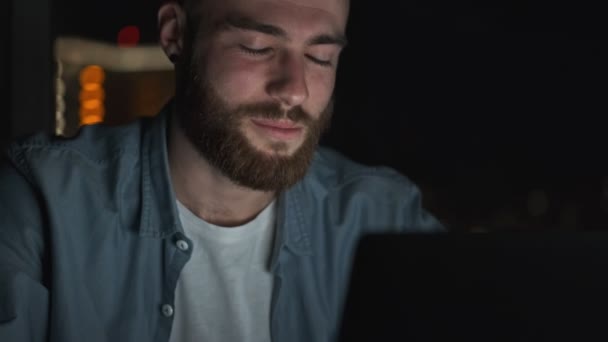 Ein Positiver Junger Mann Lässiger Kleidung Aus Nächster Nähe Unterhält — Stockvideo