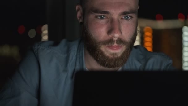 Een Knappe Jongeman Zit Achter Zijn Laptop Computer Praat Met — Stockvideo