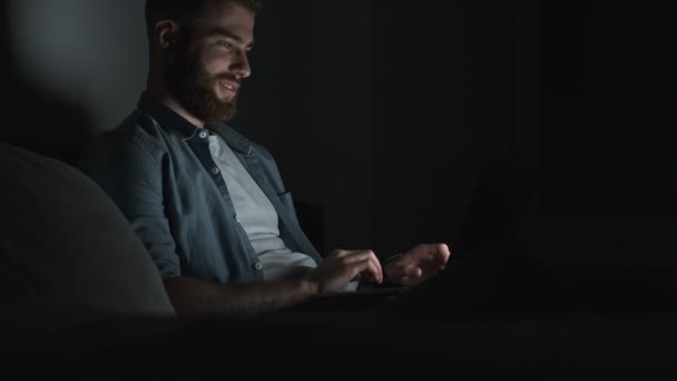 Boční Pohled Pohledného Mladého Muže Používá Svůj Notebook Noci Tmavé — Stock video