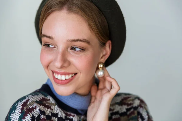 Foto Von Ziemlich Glückliche Frau Trägt Ohrringe Posiert Und Lächelt — Stockfoto