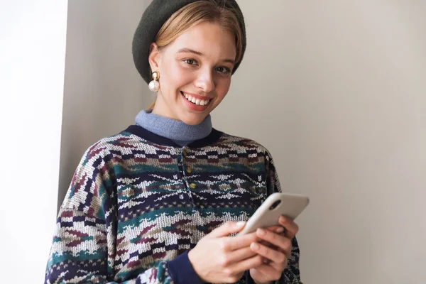 Foto Mulher Muito Feliz Usando Brincos Sorrindo Usando Celular Perto — Fotografia de Stock