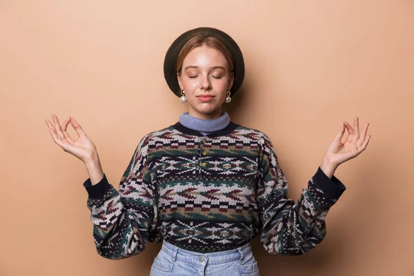 Foto Mujer Caucásica Tranquila Pendientes Meditación Con Celebración Los Dedos —  Fotos de Stock