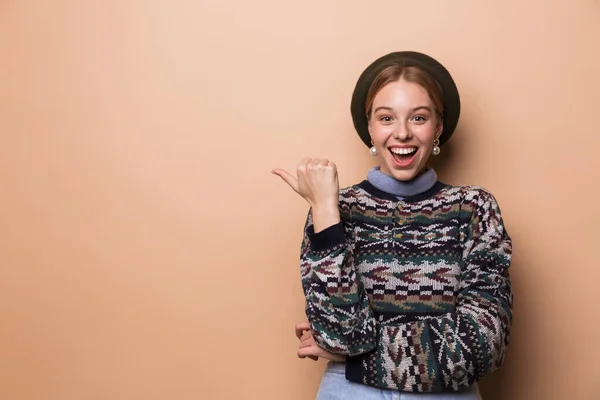 Zdjęcie Dość Zaskoczona Kobieta Kolczykach Wskazując Kciuki Bok Uśmiechając Się — Zdjęcie stockowe