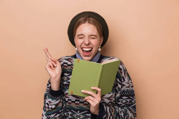 Foto Van Vrij Opgewonden Vrouw Oorbellen Met Dagboek Vingers Gekruist — Stockfoto