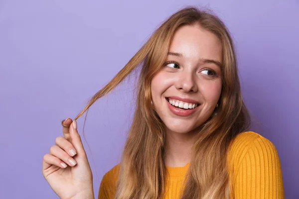 Foto Glad Ung Kvinna Ler Och Tittar Sidan Isolerad Över — Stockfoto