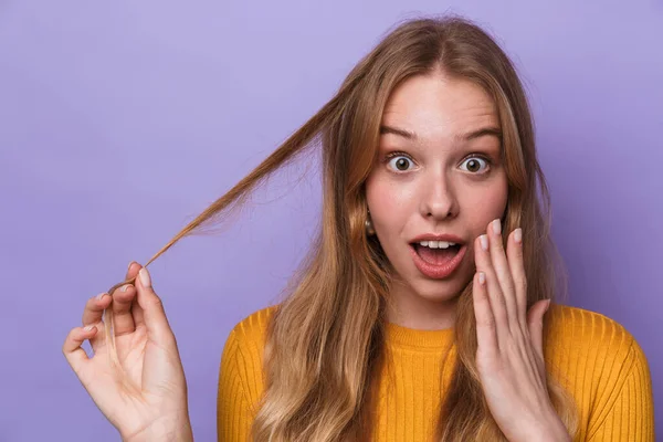 Foto Upphetsad Ung Kvinna Som Uttrycker Överraskning Och Tittar Kameran — Stockfoto