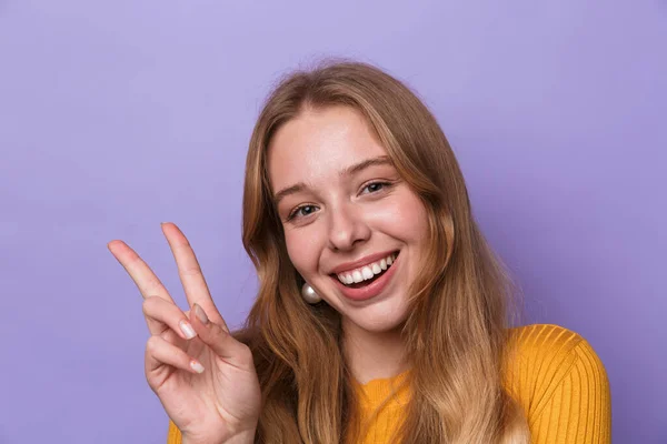 Φωτογραφία Της Χαρούμενης Νεαρής Γυναίκας Χαμογελά Και Gesturing Σημάδι Ειρήνης — Φωτογραφία Αρχείου