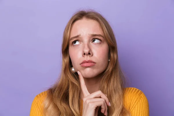 Foto Una Joven Infeliz Posando Mirando Lado Aislada Sobre Fondo —  Fotos de Stock