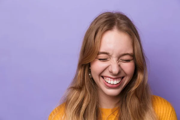 Photo Une Jeune Femme Joyeuse Riant Avec Les Yeux Fermés — Photo