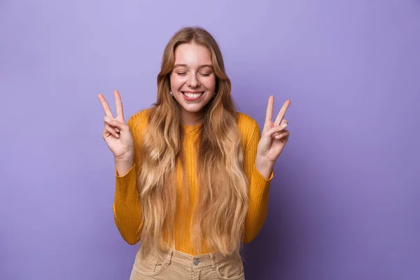 Foto Jovem Mulher Alegre Rindo Gesticulando Sinal Paz Isolado Sobre — Fotografia de Stock