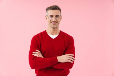 Gözlüklü yakışıklı beyaz adamın portresi pembe arka planda tek başına duruyor.