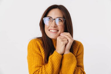 Gözlük takan, gülümseyen ve beyaz arka planda izole edilmiş kameraya bakan güzel, esmer bir kadın resmi.