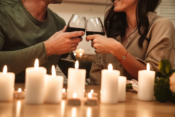 Képek Boldog Szenvedélyes Pár Iszik Vörösbort Szemüveg Miközben Romantikus Gyertyafényes — Stock Fotó